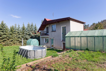 Na zahradu se vešel fóliovník pro pěstování zeleniny - Prodej domu 150 m², Chodouň