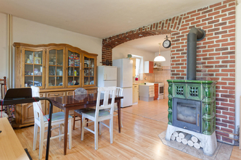 Vytápění zajišťují krásná krbová kamna  - Prodej domu 150 m², Chodouň