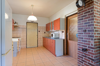 Pohled na kuchyňskou linku, která navazuje na otevřený prostor obýváku - Prodej domu 150 m², Chodouň