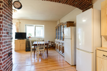 Na kuchyni navazuje jídelní část a obývák s krbovými kamny - Prodej domu 150 m², Chodouň