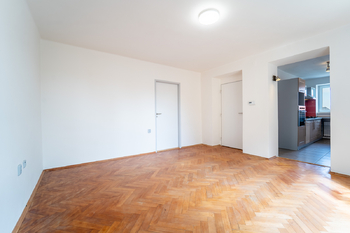 Obývací pokoj - Prodej bytu 2+1 v osobním vlastnictví 55 m², Kolín