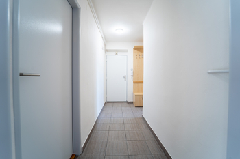 Vstupní chodba - Prodej bytu 2+1 v osobním vlastnictví 55 m², Kolín