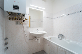 Koupelna s vanou a místem na pračku - Prodej bytu 2+1 v osobním vlastnictví 55 m², Kolín