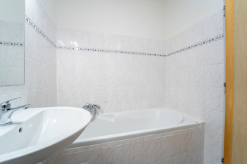 Koupelna s vanou a místem na pračku - Prodej bytu 2+1 v osobním vlastnictví 55 m², Kolín