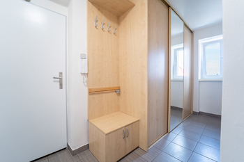 Úložné prostory v chodbě - Prodej bytu 2+1 v osobním vlastnictví 55 m², Kolín