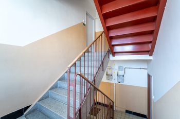 Schodiště domu - Prodej bytu 2+1 v osobním vlastnictví 55 m², Kolín