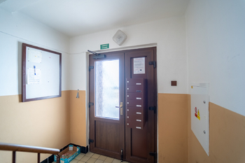 Vstup do domu - Prodej bytu 2+1 v osobním vlastnictví 55 m², Kolín
