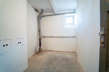Sklep v suterénu domu č. 1 - Prodej bytu 2+1 v osobním vlastnictví 55 m², Kolín