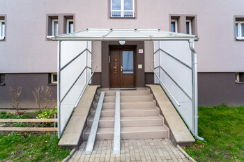 Vstupní prostor domu - Prodej bytu 2+1 v osobním vlastnictví 55 m², Kolín