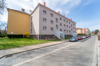 Pohled na bytový dům v ulii Míru 672, Kolín - Prodej bytu 2+1 v osobním vlastnictví 55 m², Kolín
