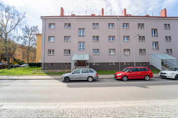 Pohled na bytový dům v ulii Míru 672, Kolín - Prodej bytu 2+1 v osobním vlastnictví 55 m², Kolín