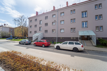 Pohled na bytový dům v ulii Míru 672, Kolín - Prodej bytu 2+1 v osobním vlastnictví 55 m², Kolín
