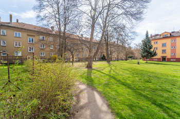 Nádvoří se zelení za domem - Prodej bytu 2+1 v osobním vlastnictví 55 m², Kolín