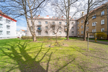 Nádvoří se zelení za domem - Prodej bytu 2+1 v osobním vlastnictví 55 m², Kolín