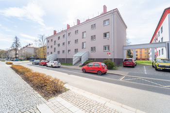 Pohled na bytový dům v ulii Míru 672, Kolín - Prodej bytu 2+1 v osobním vlastnictví 55 m², Kolín