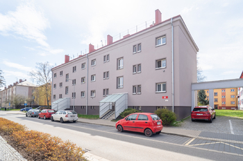 Pohled na bytový dům v ulii Míru 672, Kolín - Prodej bytu 2+1 v osobním vlastnictví 55 m², Kolín 