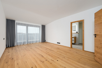 Ložnice s vlastní koupelnou a terasou - Prodej bytu 4+kk v osobním vlastnictví 209 m², České Budějovice