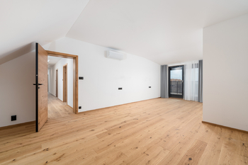 Druhý pokoj je umístěný v zadní části bytu - Prodej bytu 4+kk v osobním vlastnictví 209 m², České Budějovice