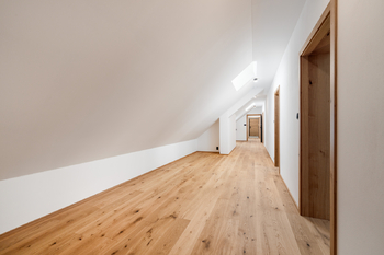 Chodba vedoucí přes celý byt s přípravou na technickou místnost. Spousta místa na úložné prostory. - Prodej bytu 4+kk v osobním vlastnictví 209 m², České Budějovice