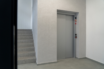 Výtah ve vestibulu - Prodej bytu 4+kk v osobním vlastnictví 209 m², České Budějovice