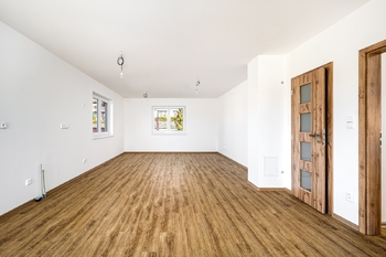 obývací pokoj s kuchyní - Prodej domu 114 m², Zvíkov