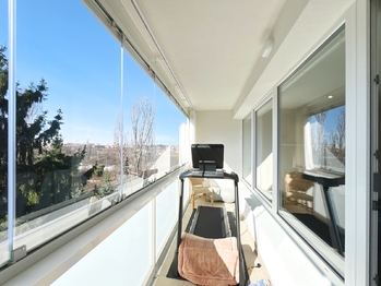 Zasklenná slunná lodžie - Prodej bytu 4+kk v osobním vlastnictví 90 m², Praha 10 - Záběhlice