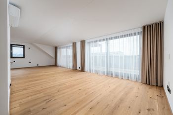 Posuvné HS portály po celé délce obytné místnosti  - Prodej bytu atypický v osobním vlastnictví 209 m², České Budějovice