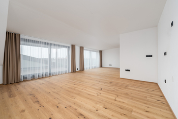 Pohled od kuchyňské linky do obytné místnosti  - Prodej bytu atypický v osobním vlastnictví 209 m², České Budějovice