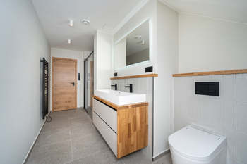 Samostatná koupelna u pokojů - Prodej bytu atypický v osobním vlastnictví 209 m², České Budějovice