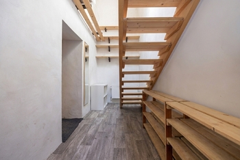 Předsíň a schodiště do podkroví - Prodej domu 121 m², Hobšovice