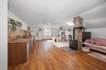 Velký pokoj s kuchyní podkroví - Prodej domu 121 m², Hobšovice 