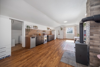 Velký pokoj s kuchyní podkroví - Prodej domu 121 m², Hobšovice