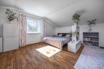 Velký pokoj s kuchyní podkroví - Prodej domu 121 m², Hobšovice