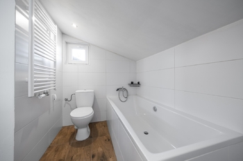 Koupelna + WC podkroví - Prodej domu 121 m², Hobšovice