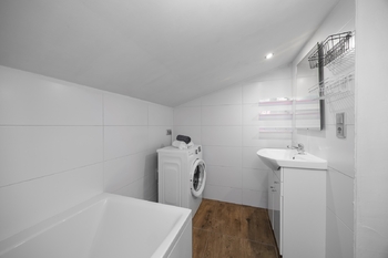 Koupelna + WC podkroví - Prodej domu 121 m², Hobšovice