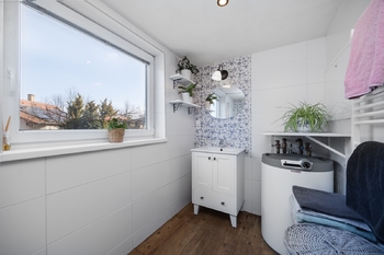 Koupelna + WC přízemí - Prodej domu 121 m², Hobšovice
