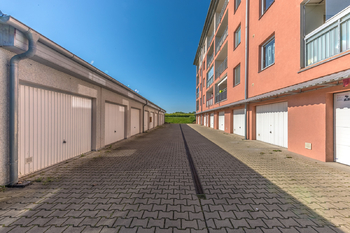 Garáže - Prodej bytu 4+kk v osobním vlastnictví 83 m², Praha 9 - Čakovice