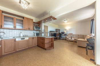 Pohled na obývácí pokoj z jídelny - Prodej bytu 4+kk v osobním vlastnictví 83 m², Praha 9 - Čakovice