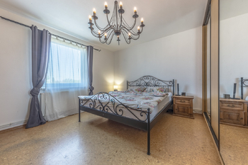 Hlavní ložnice 1 - Prodej bytu 4+kk v osobním vlastnictví 83 m², Praha 9 - Čakovice