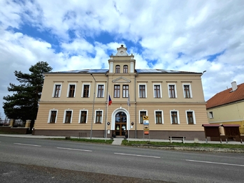úřad městyse - Prodej domu 302 m², Nepomyšl
