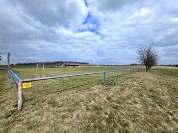 fotbalové hřiště - Prodej domu 302 m², Nepomyšl