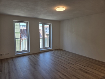 Obytná místnost + kk - Pronájem bytu 1+kk v osobním vlastnictví 37 m², České Budějovice