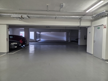 Výjezd z garáží - Pronájem bytu 1+kk v osobním vlastnictví 37 m², České Budějovice