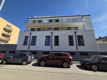 Boční pohled na dům - Pronájem bytu 1+kk v osobním vlastnictví 37 m², České Budějovice