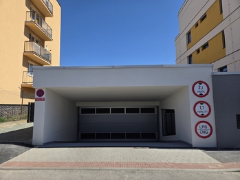 Vjezd do garáží - Pronájem bytu 1+kk v osobním vlastnictví 37 m², České Budějovice