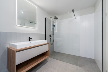 Koupelna s WC - Prodej bytu 4+kk v osobním vlastnictví 134 m², České Budějovice