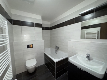 koupelna s vanou - Prodej bytu 2+kk v osobním vlastnictví 48 m², Praha 10 - Uhříněves
