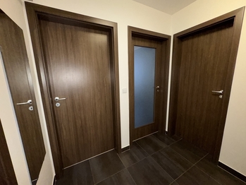 zádveří bytu - Prodej bytu 2+kk v osobním vlastnictví 48 m², Praha 10 - Uhříněves