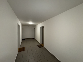 chodba před bytem - Prodej bytu 2+kk v osobním vlastnictví 48 m², Praha 10 - Uhříněves