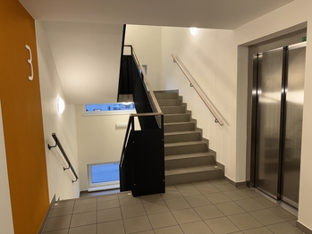 vnitřní prostory domu - Prodej bytu 2+kk v osobním vlastnictví 48 m², Praha 10 - Uhříněves